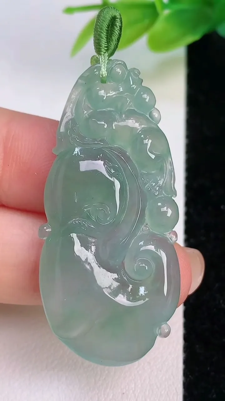 天然A货翡翠今非昔比蜥蜴吊坠，尺寸45-20.8-4.8，重量:8.82g
7月19日