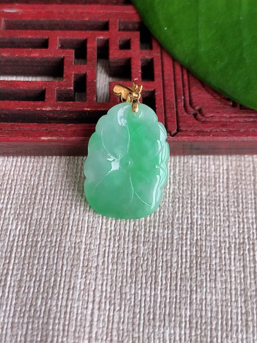 天然A货翡翠18K金扣头飘绿荷叶和吊坠 尺寸20.5×14.8×4.6m量2.97g 0718