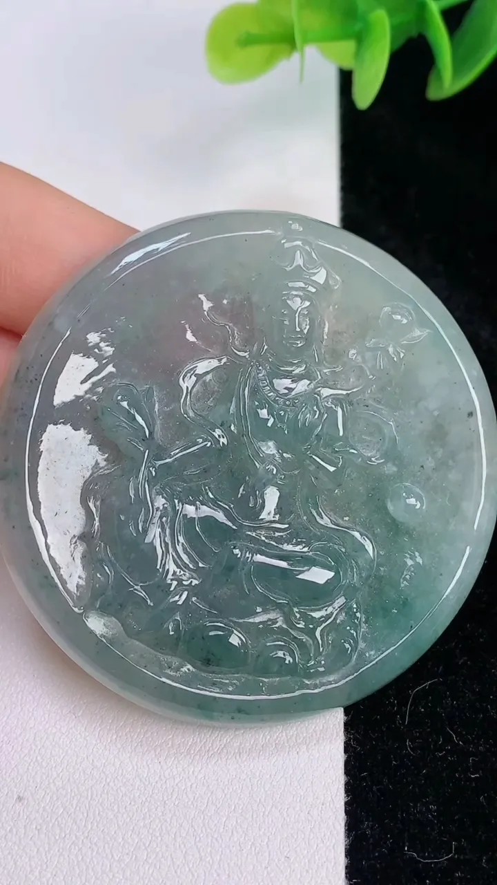 天然A货翡翠飘花大势至观音菩萨吊坠，尺寸55-6.2，重:37.20g
7月19日