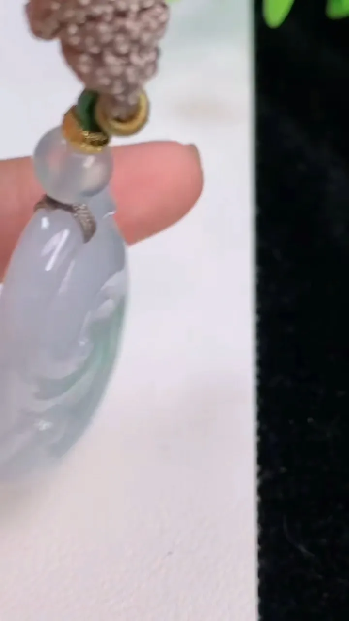 天然A货翡翠如意吊坠，尺寸53.1-25.7-7.2，重:17.14g
7月19日