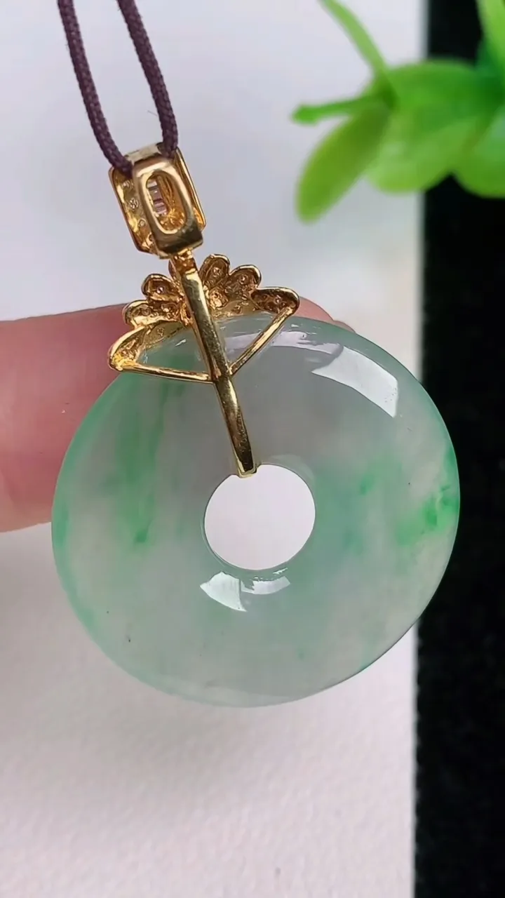 天然A货翡翠平安环吊坠，尺寸25.4-3.5，重量:5.25g
7月19日