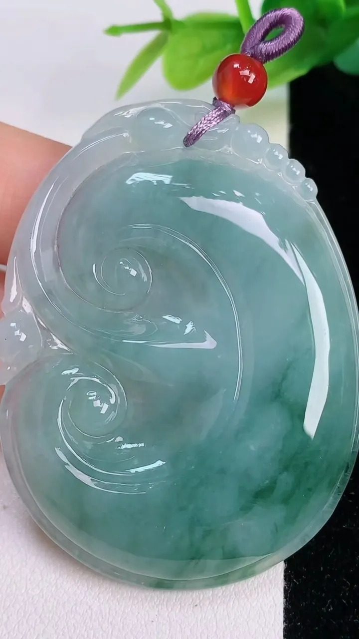 天然A货翡翠飘花如意吊坠，尺寸54-42.4-6，重量:25.10g
7月19日