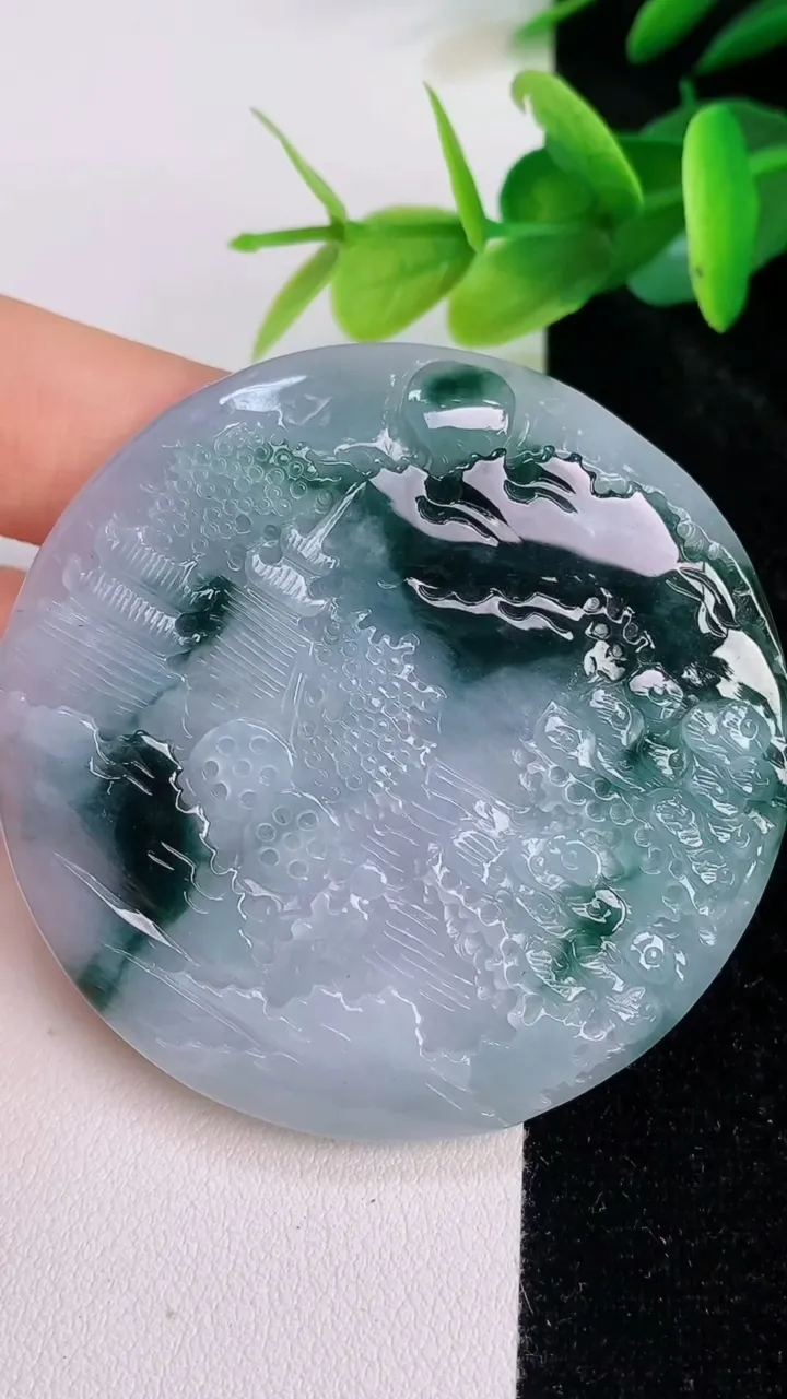 天然A货翡翠牌吊坠，尺寸47.2-15.7，重量:38.65g
7月19日