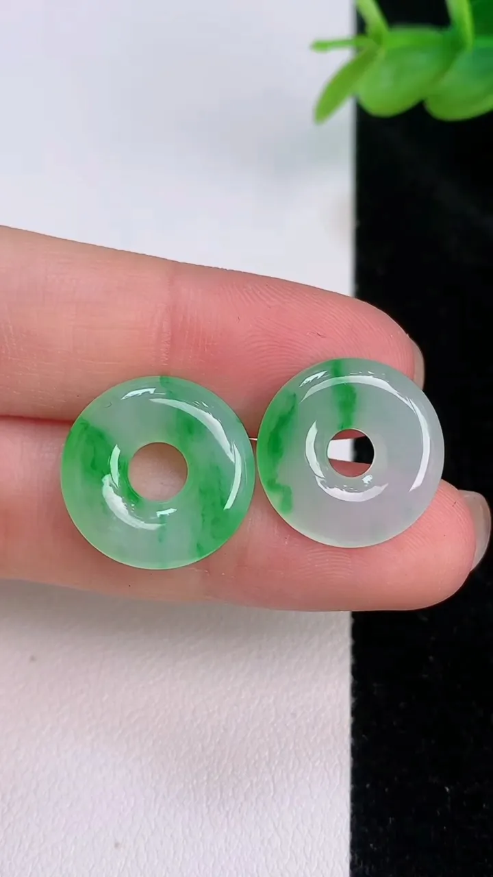 天然A货翡翠平安环吊坠一对，尺寸16.5-3，重量:3.38g
7月19日