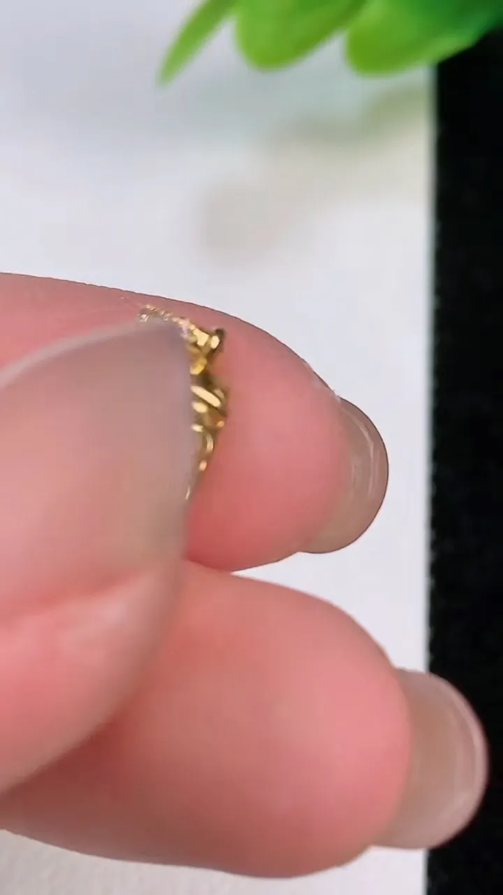 天然A货翡翠水滴吊坠，尺寸18-8-6.5，重量:1.93g
7月19日