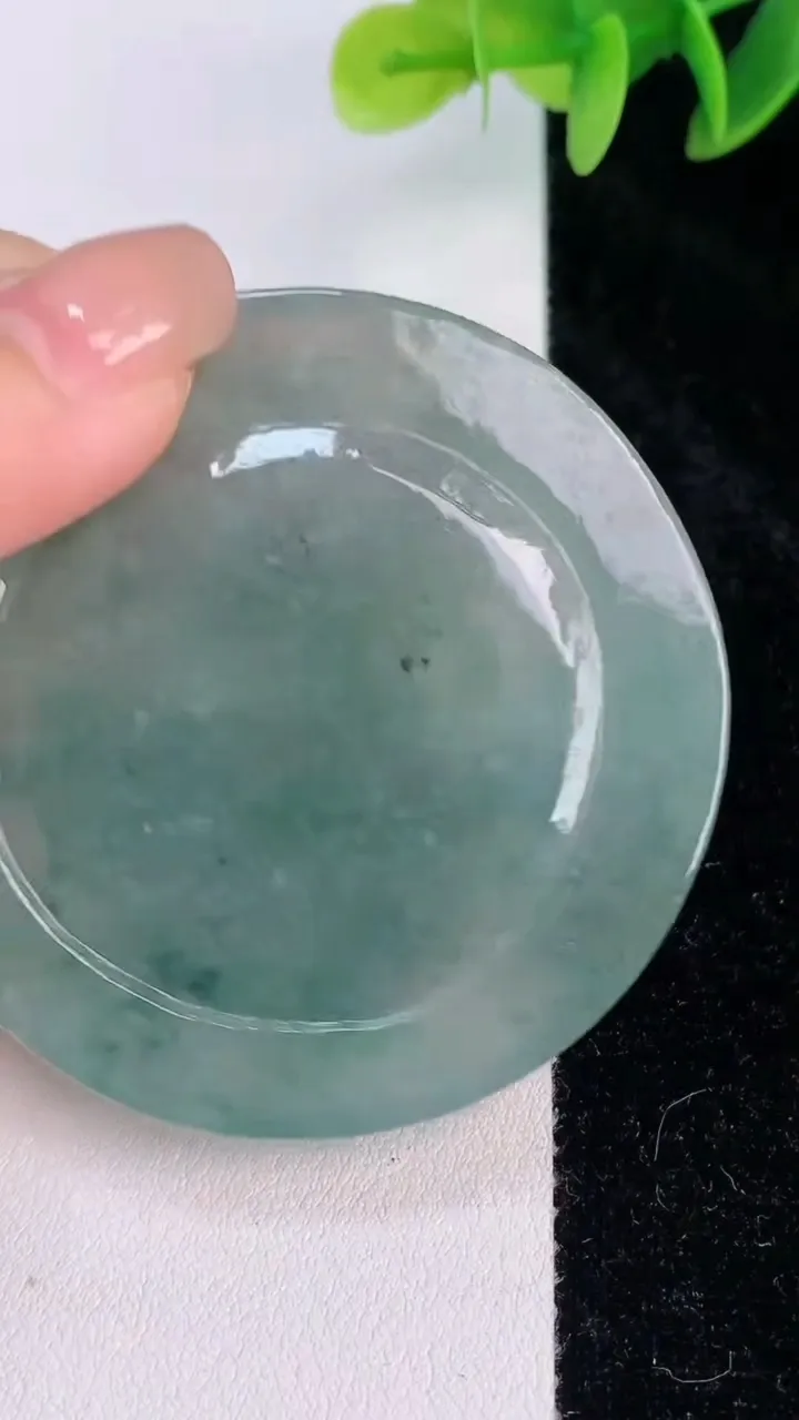 天然A货翡翠飘花大势至观音菩萨吊坠，尺寸55-6.2，重:37.20g
7月19日