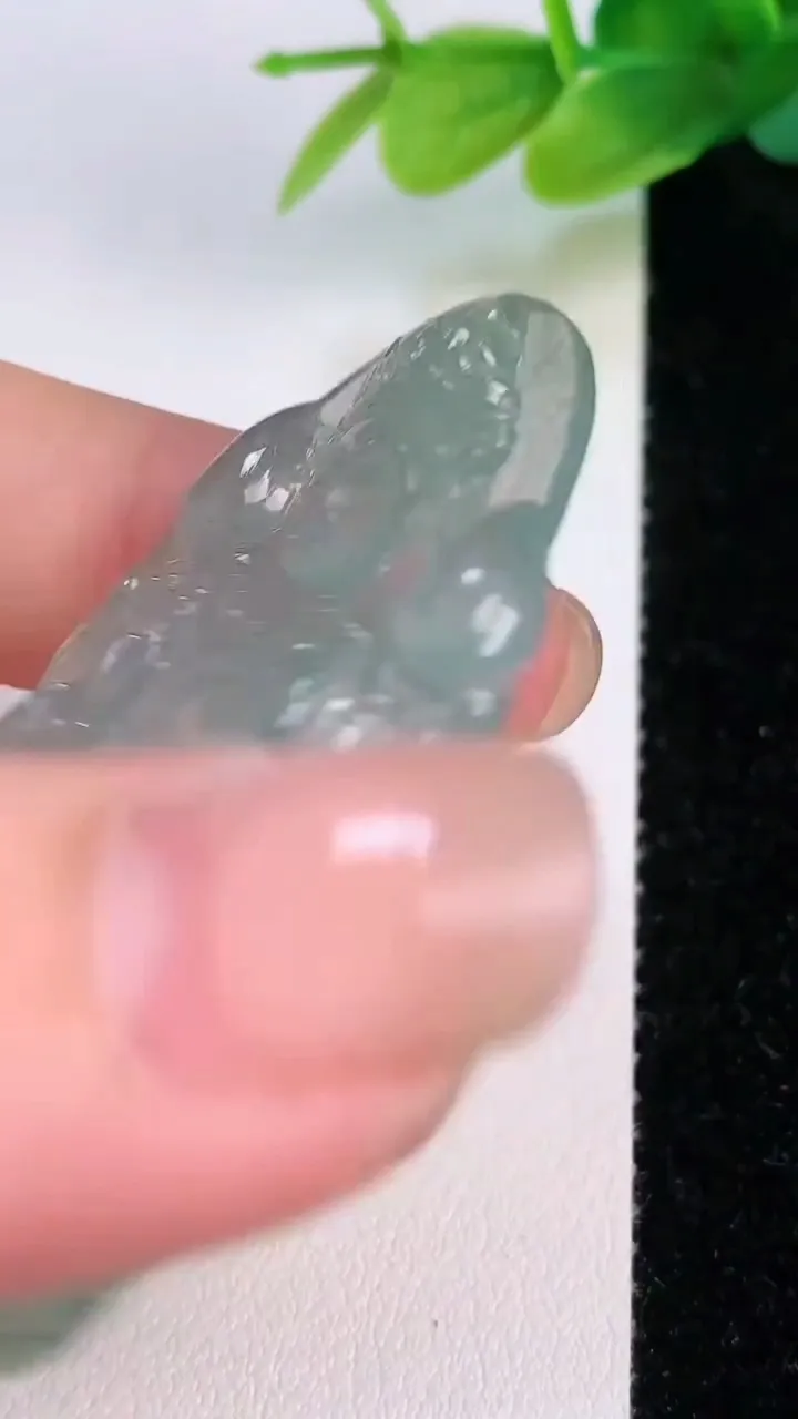 天然A货翡翠度母吊坠，尺寸53.2-31.8-4.4，重量:12.32g
7月19日