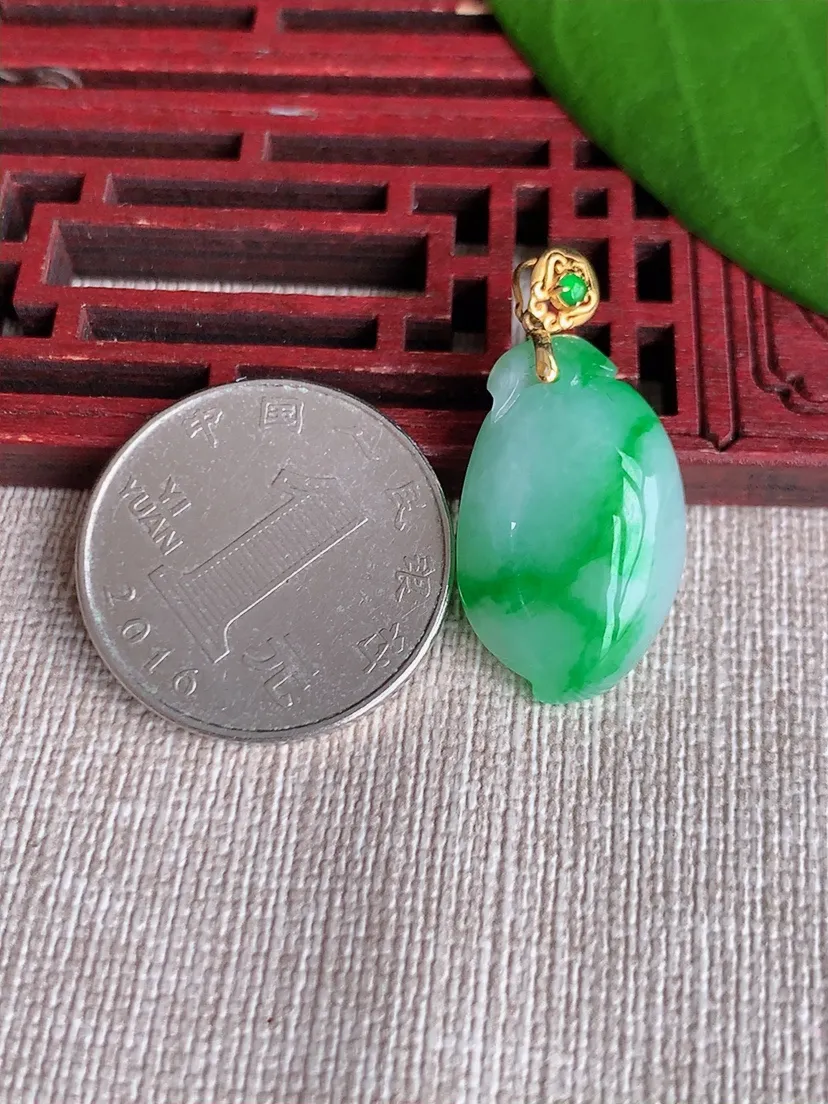 天然A货翡翠18K金扣头飘阳绿福瓜吊坠尺寸24×15×8m量4.86g 0719