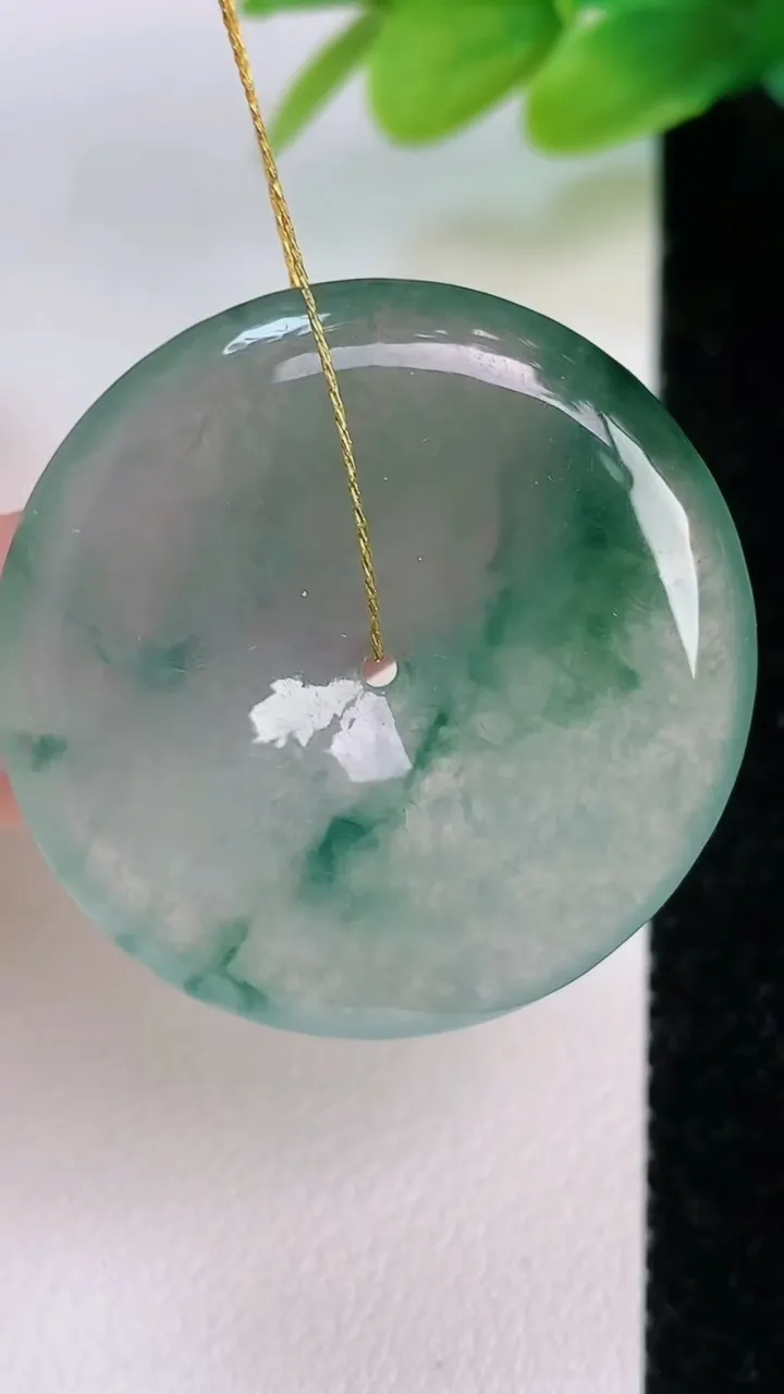 天然A货翡翠冰种飘花平安扣吊坠，尺寸32-5.4，重量:11.79g
7月19日