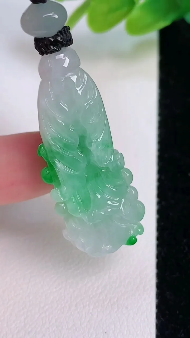 天然A货翡翠白菜吊坠，尺寸39.3-15.2-8.3，重量:11.51g
7月19日