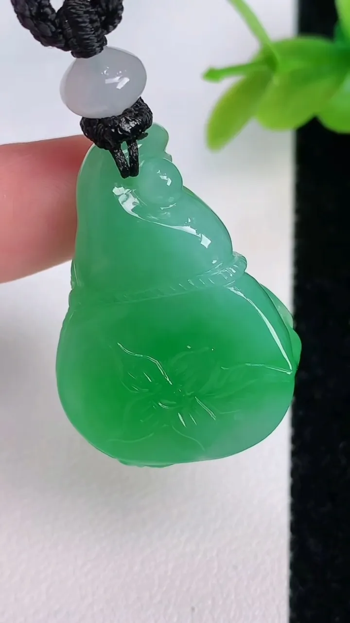 天然A货翡翠葫芦吊坠，尺寸31.3-23-11.8，重量:16.91g
7月19日