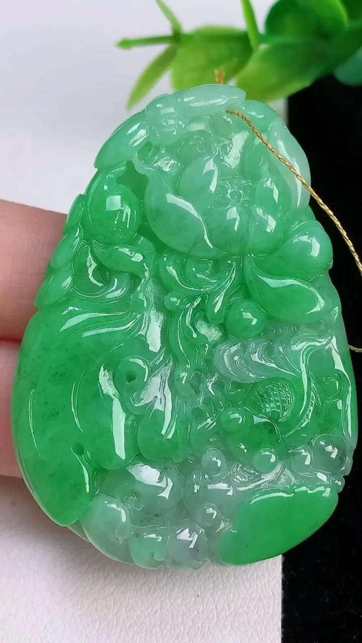 天然A货翡翠年年有余 荷叶鱼吊坠，尺寸53-38.6-6.8，重量:27.01g
7月19日