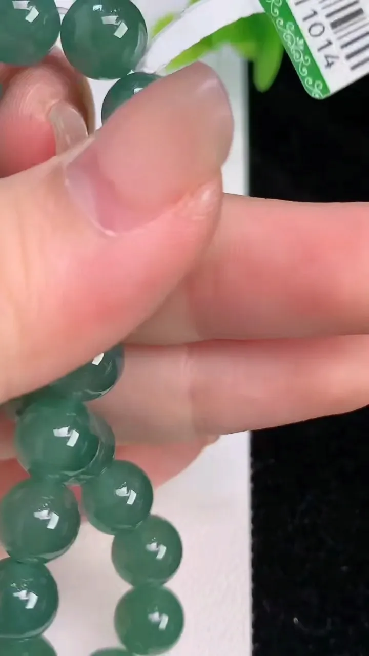 天然A货翡翠圆珠手串，尺寸8.8-21颗，重:24.38g7月19日
工厂直销收藏佳品,种好水足，色泽均匀，有种有色，上手高大气！