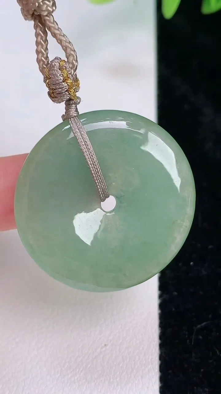 天然A货翡翠平安扣吊坠，尺寸32-4.8，重:10.13g
7月19日