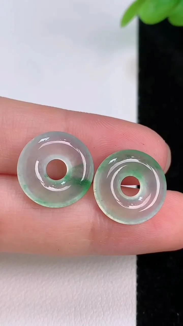 天然A货翡翠平安环吊坠一对，尺寸15-3，重量:2.55g
7月19日