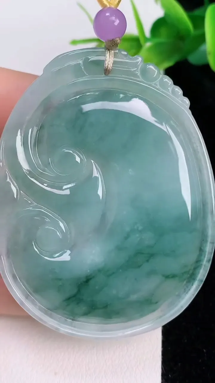 天然A货翡翠飘花如意吊坠，尺寸56.6-43.5-6，重量:26.67g
7月19日