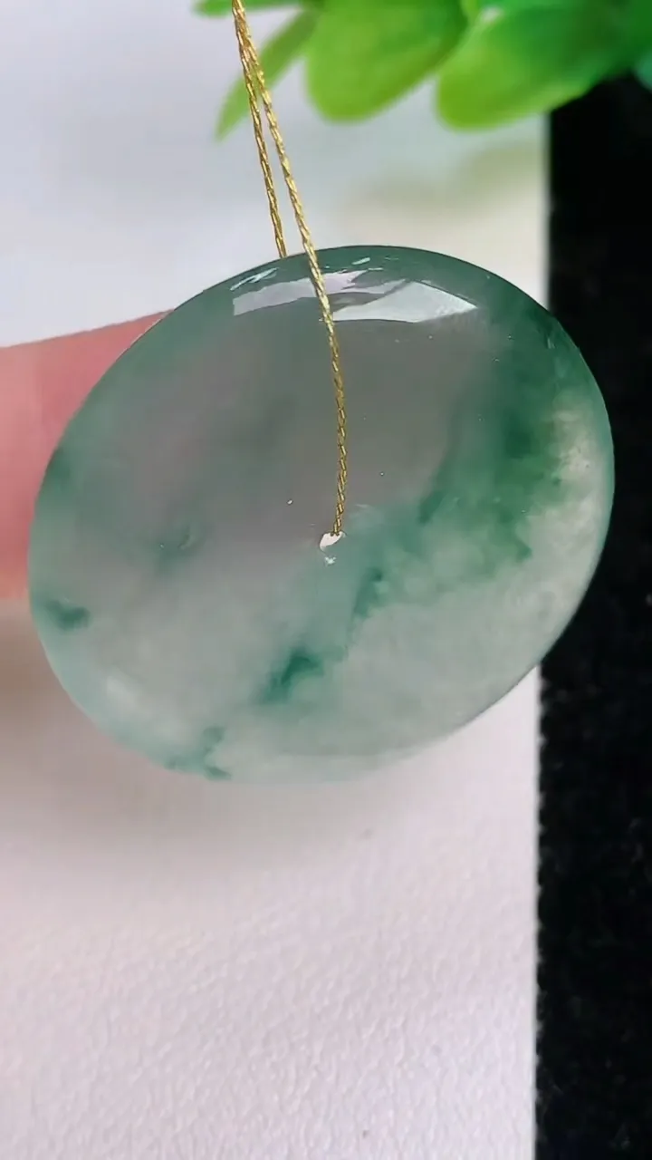 天然A货翡翠冰种飘花平安扣吊坠，尺寸32-5.4，重量:11.79g
7月19日