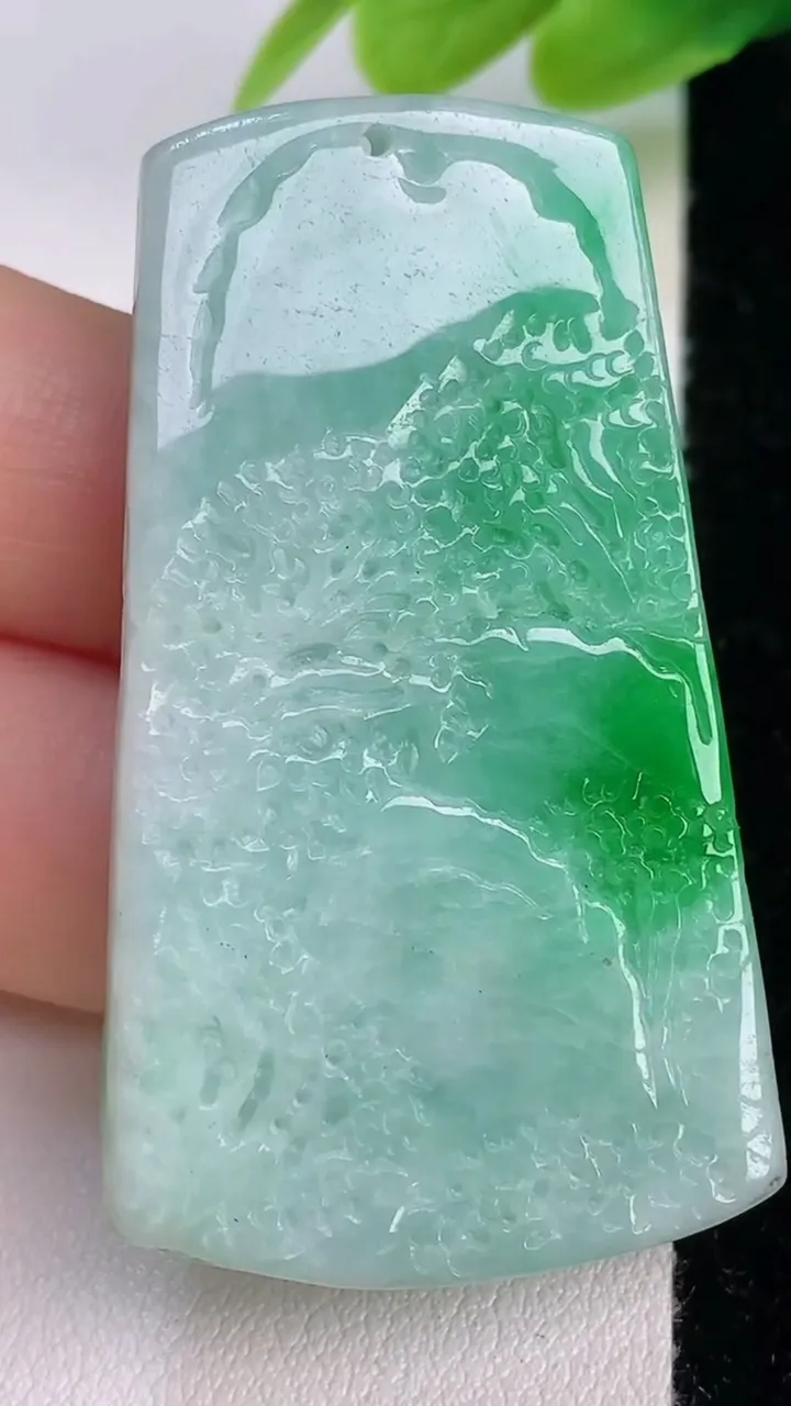 天然A货翡翠山水牌吊坠，尺寸49.3-28-7.6，重量:25.12g
7月19日