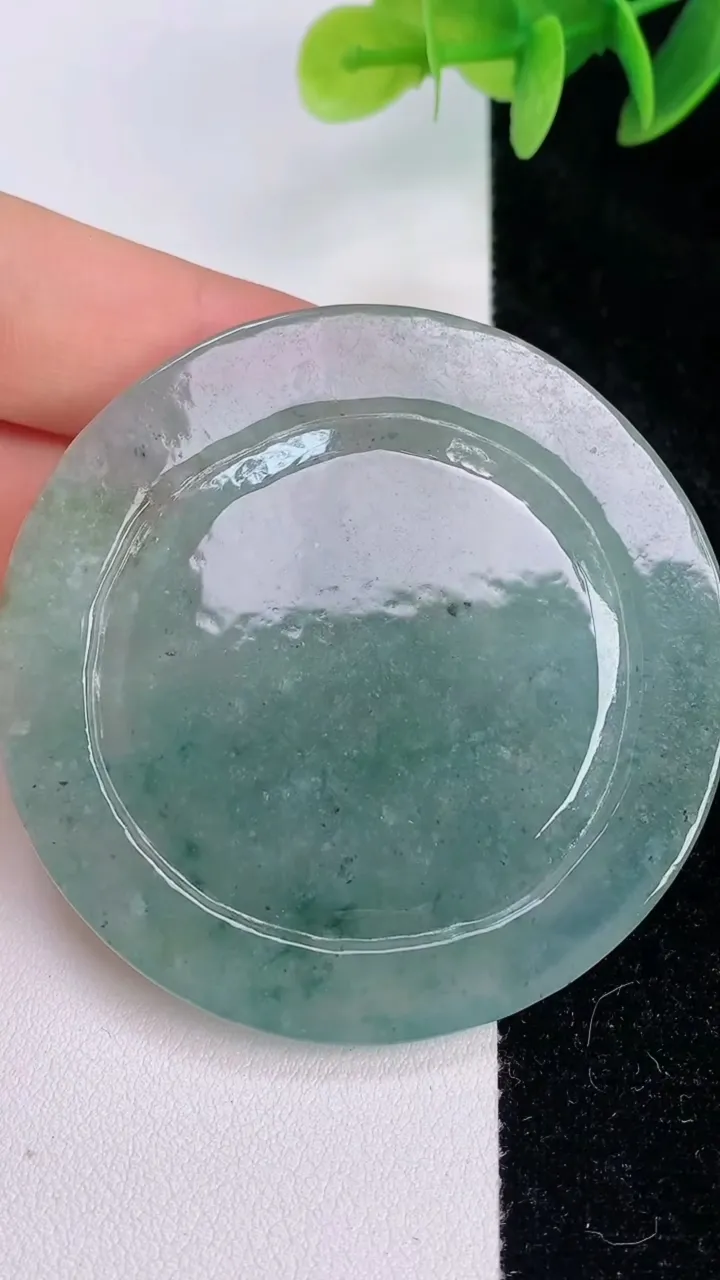 天然A货翡翠飘花大势至观音菩萨吊坠，尺寸55-6.2，重:37.20g
7月19日