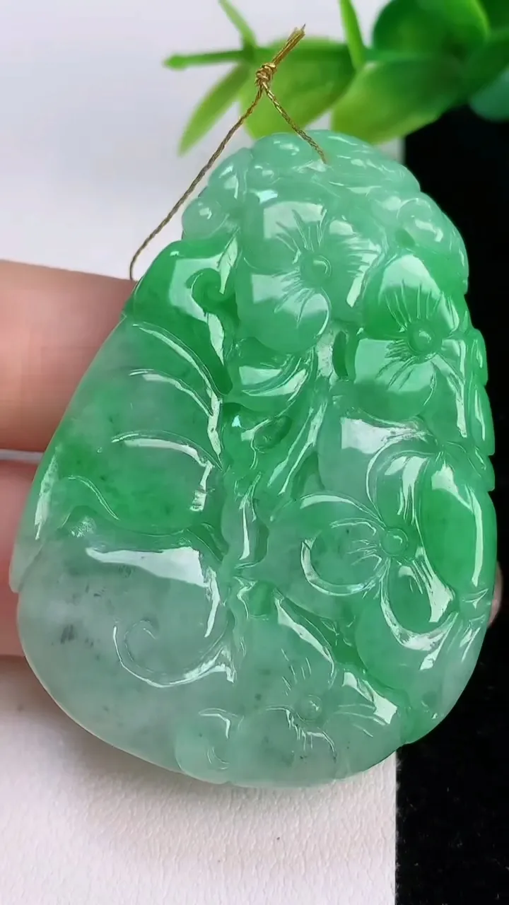 天然A货翡翠年年有余 荷叶鱼吊坠，尺寸53-38.6-6.8，重量:27.01g
7月19日