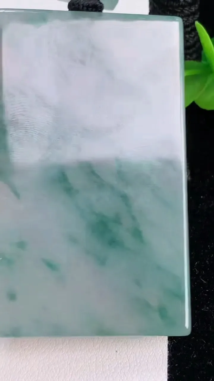天然A货翡翠飘花无事牌吊坠，尺寸61.7-38.6-4.7，重量:40.90g
7月19日