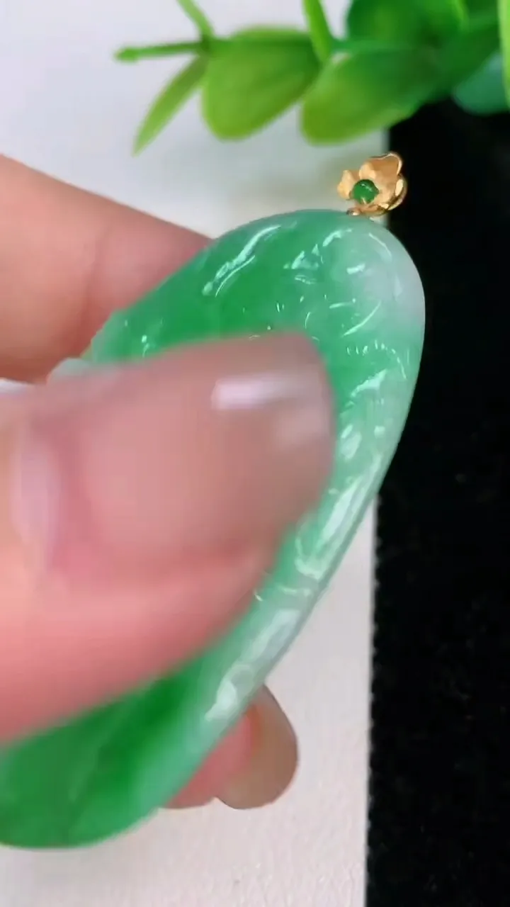 天然A货翡翠荷叶鱼吊坠，尺寸475-27.8-3.3，重量:9.68g
7月19日