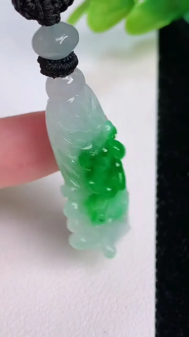 天然A货翡翠白菜吊坠，尺寸39.3-15.2-8.3，重量:11.51g
7月19日