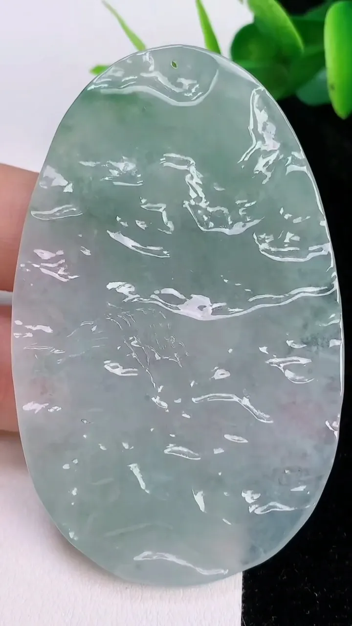 天然A货翡翠山水牌吊坠，尺寸66.2-40-5.4，重量:27.36g
7月19日