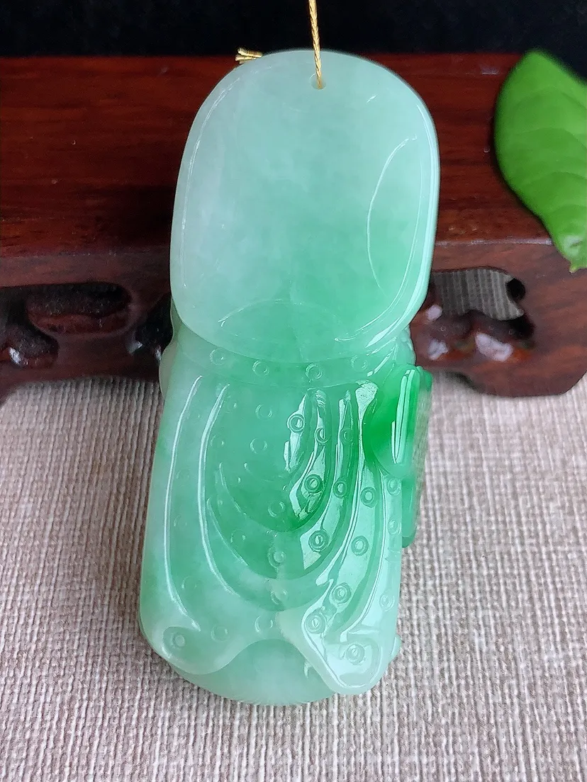 天然A货翡翠冰润飘阳绿关公吊坠 尺寸63.5×27.4×16m量56.69g 0718