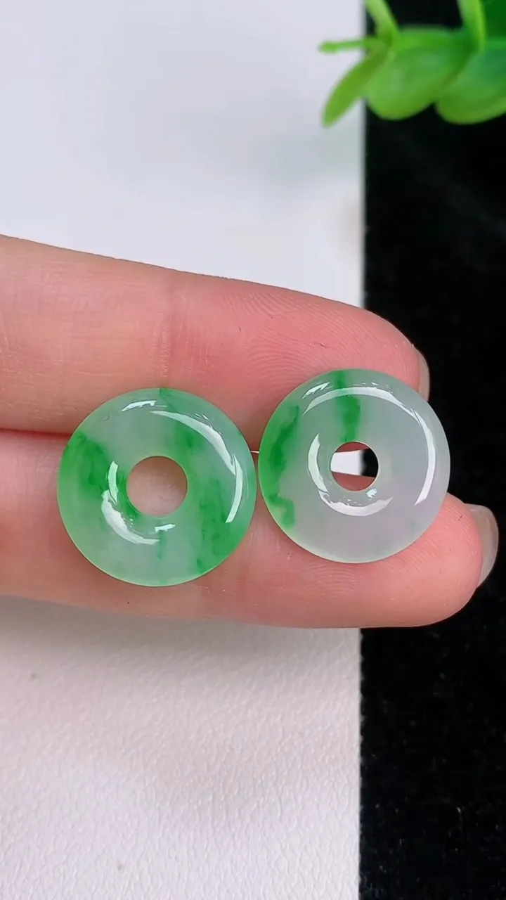 天然A货翡翠平安环吊坠一对，尺寸16.5-3，重量:3.38g
7月19日