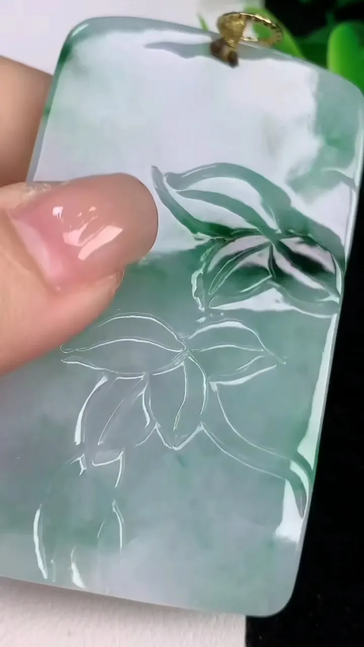 天然A货翡翠鸟语花香吊坠，尺寸67.3-41.3-9，重量:59.85g
7月19日