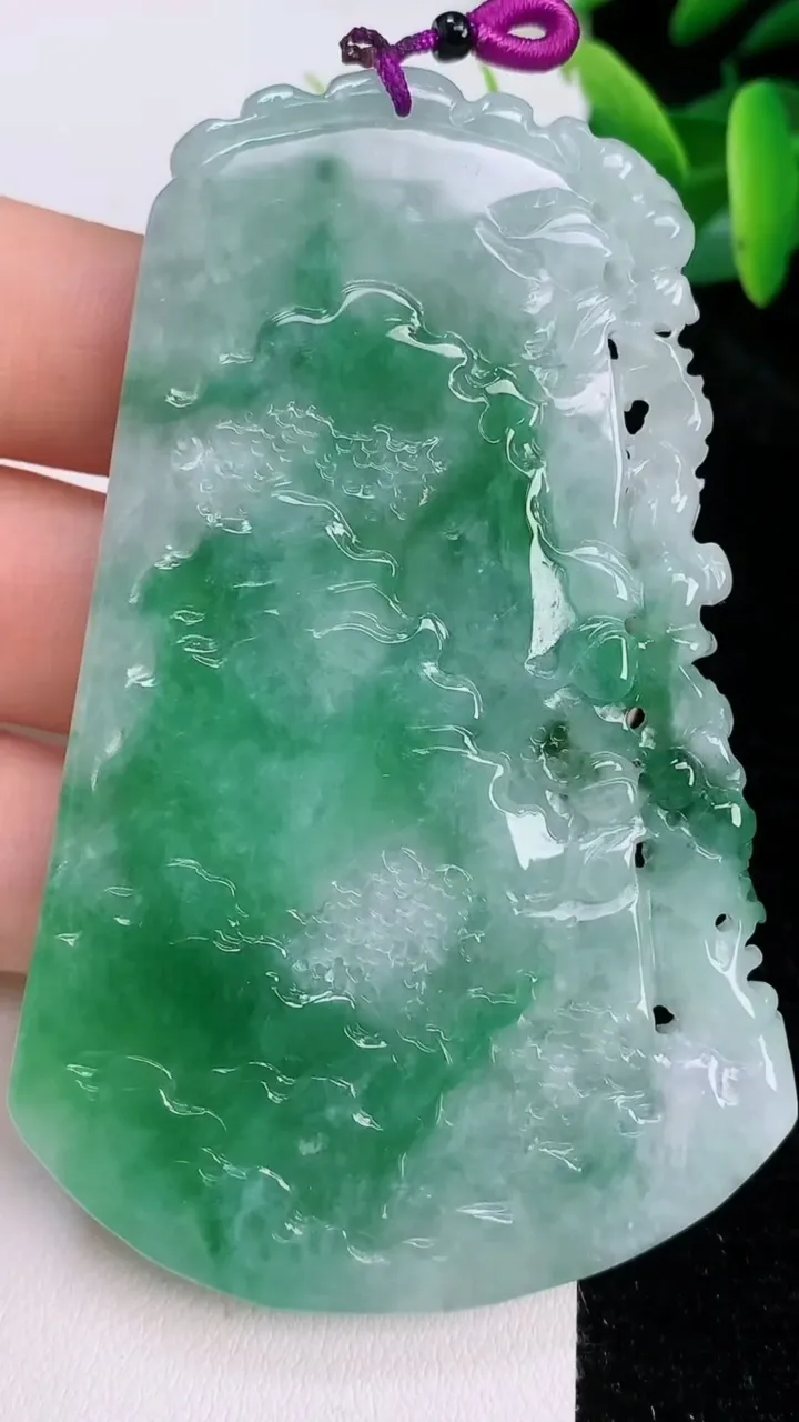 天然A货翡翠山水牌吊坠，尺寸75-48.3-6，重量:49.37g
7月19日