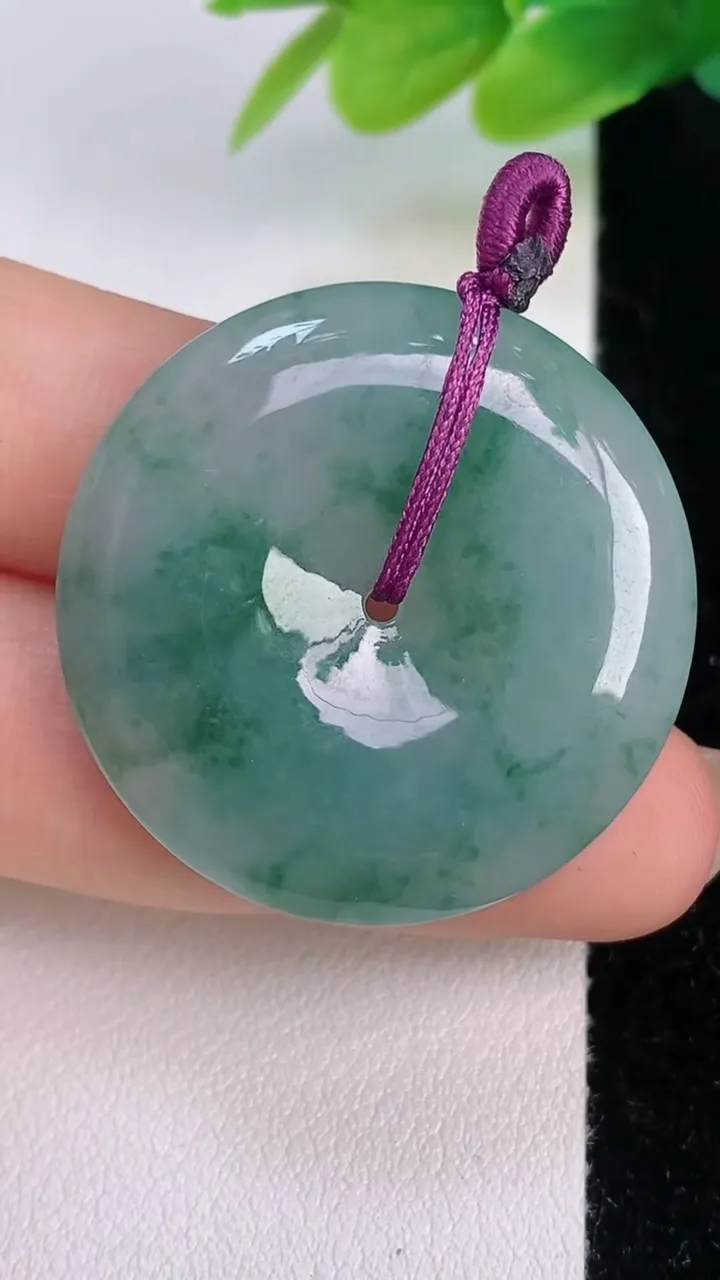 天然A货翡翠飘花平安扣吊坠，尺寸31.7-5.3，重量:11.62g
7月19日