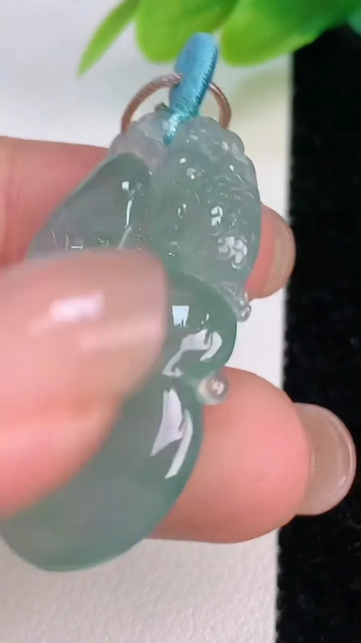 天然A货翡翠金蟾吊坠，尺寸36.3-22.8-4.6，重量:7.60g
7月19日