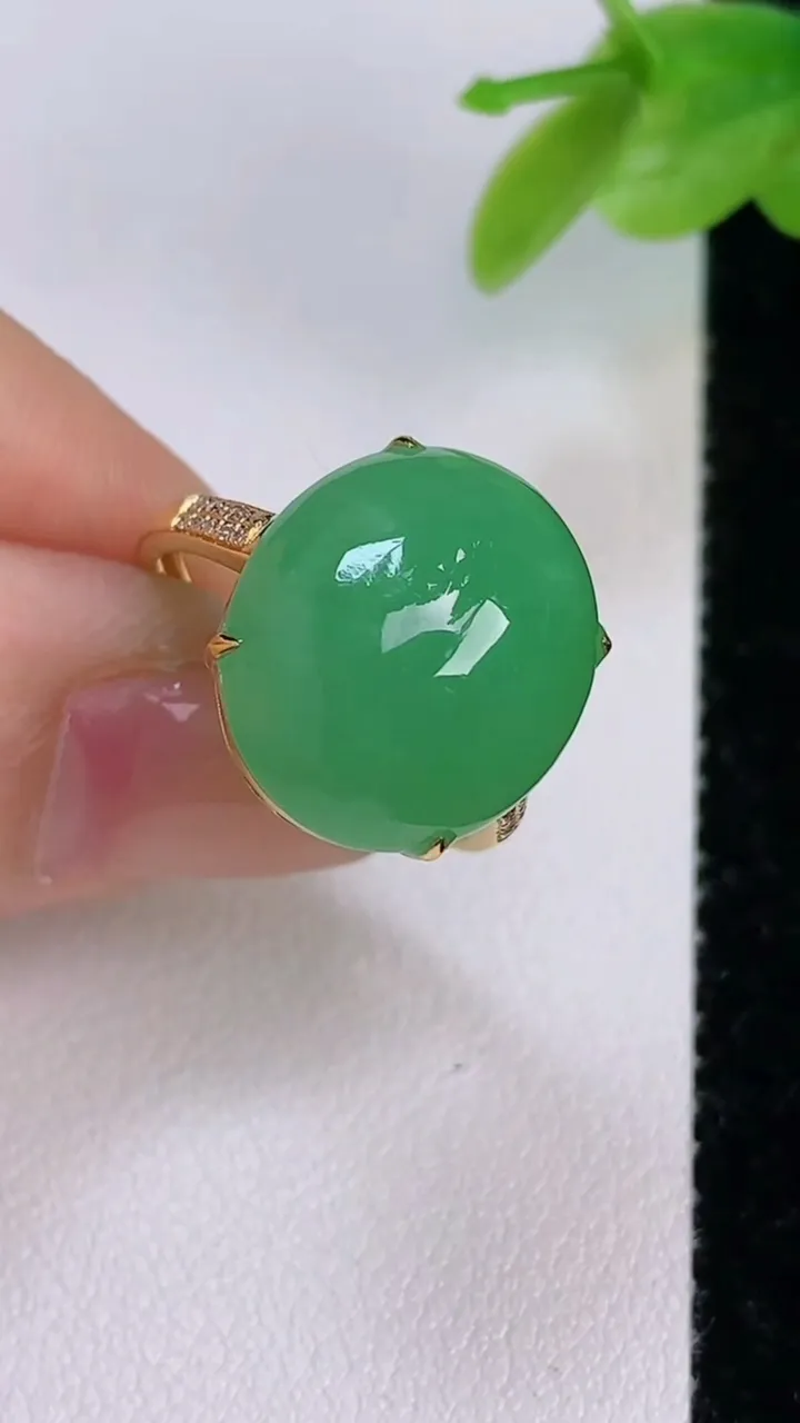 天然A货翡翠蛋面戒指，尺寸18.7-16.2-14，重量:4.01g2025年7月19日
工厂直销收藏佳品,种好水足，色泽均匀，有种有色，上手高大气！