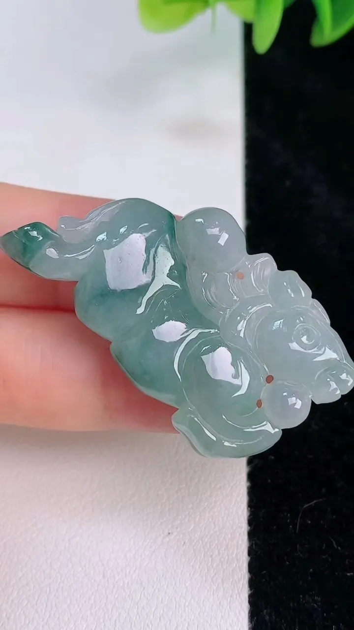 天然A货翡翠飘花生肖马牌吊坠，尺寸39.5-24.2-7.6，重:11.92g
7月19日