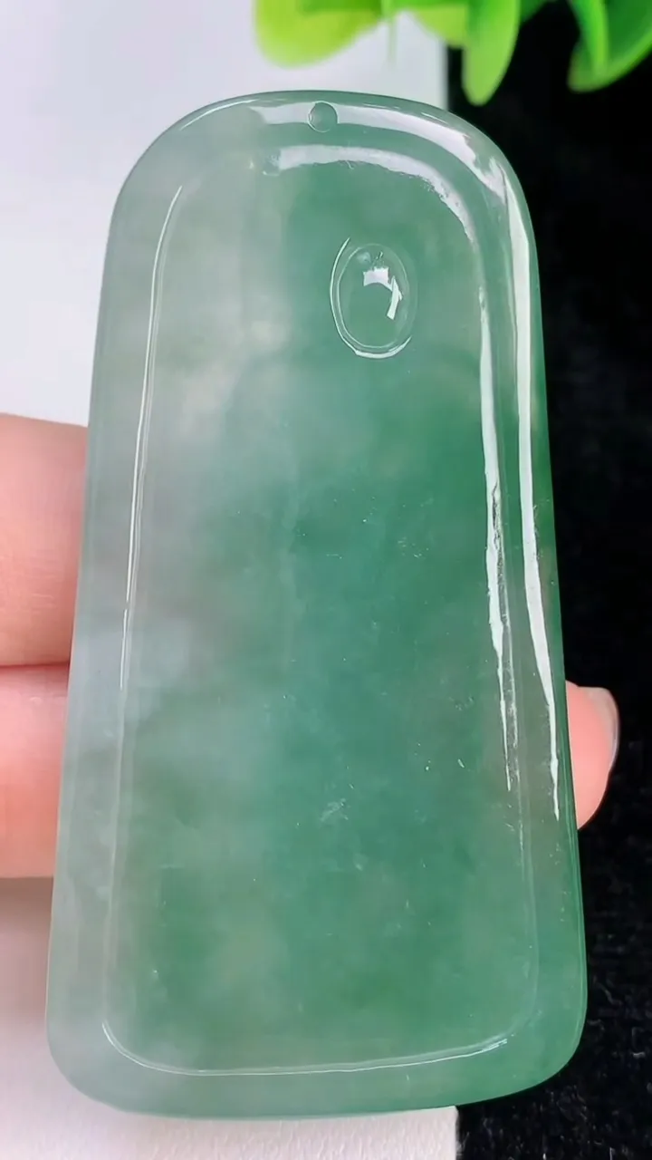 天然A货翡翠大势至菩萨吊坠，尺寸65.5-35-6，重:30.04g
7月19日