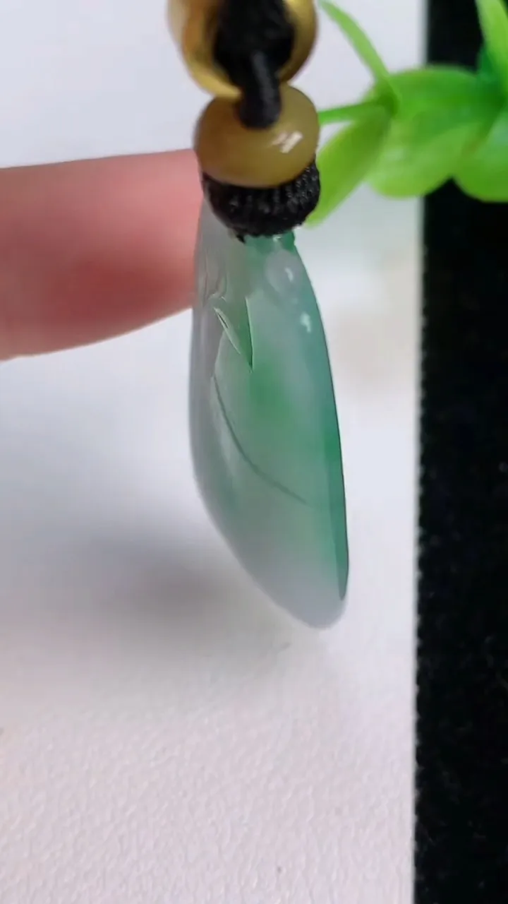 天然A货翡翠节节高升 竹节吊坠，尺寸43.6-19-6.6，重量:14.11g
7月19日