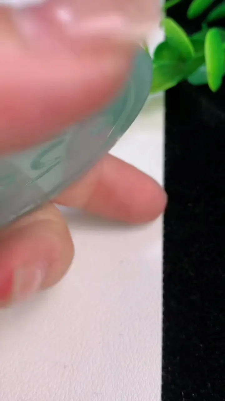 天然A货翡翠观音菩萨吊坠，尺寸53.7-5.2，重量:32.32g
7月19日
