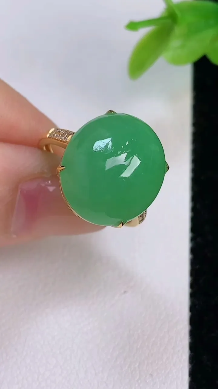 天然A货翡翠蛋面戒指，尺寸18.7-16.2-14，重量:4.01g2025年7月19日
工厂直销收