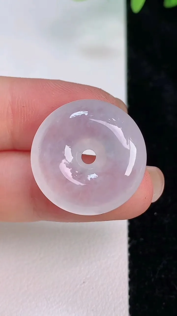 天然A货翡翠白冰平安扣吊坠，尺寸22.5-6，重:5.85g
7月19日