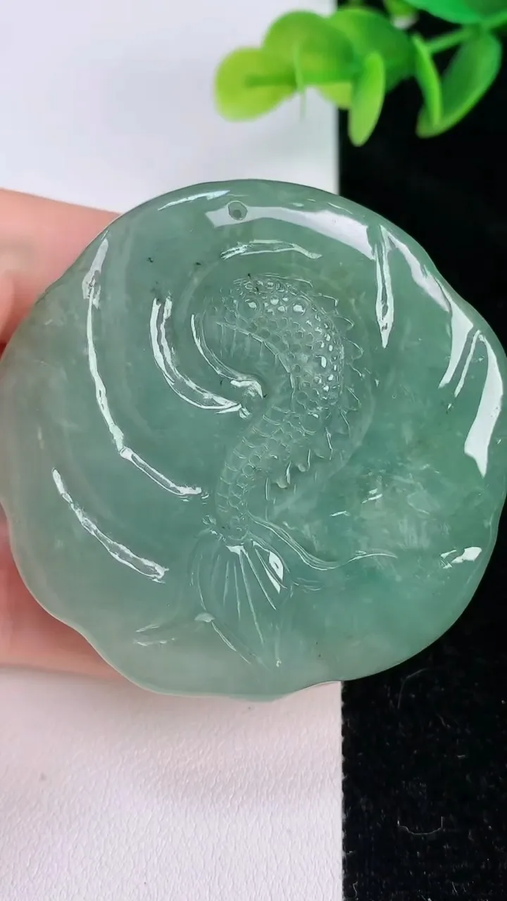 天然A货翡翠龙牌吊坠，尺寸53.3-53.9-16.2，重:67.29g
7月19日