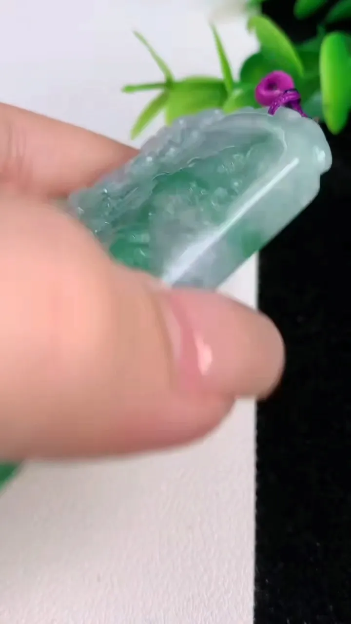 天然A货翡翠山水牌吊坠，尺寸75-48.3-6，重量:49.37g
7月19日