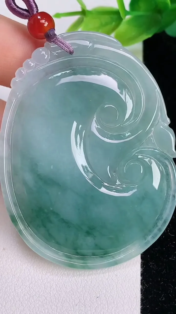 天然A货翡翠飘花如意吊坠，尺寸54-42.4-6，重量:25.10g
7月19日