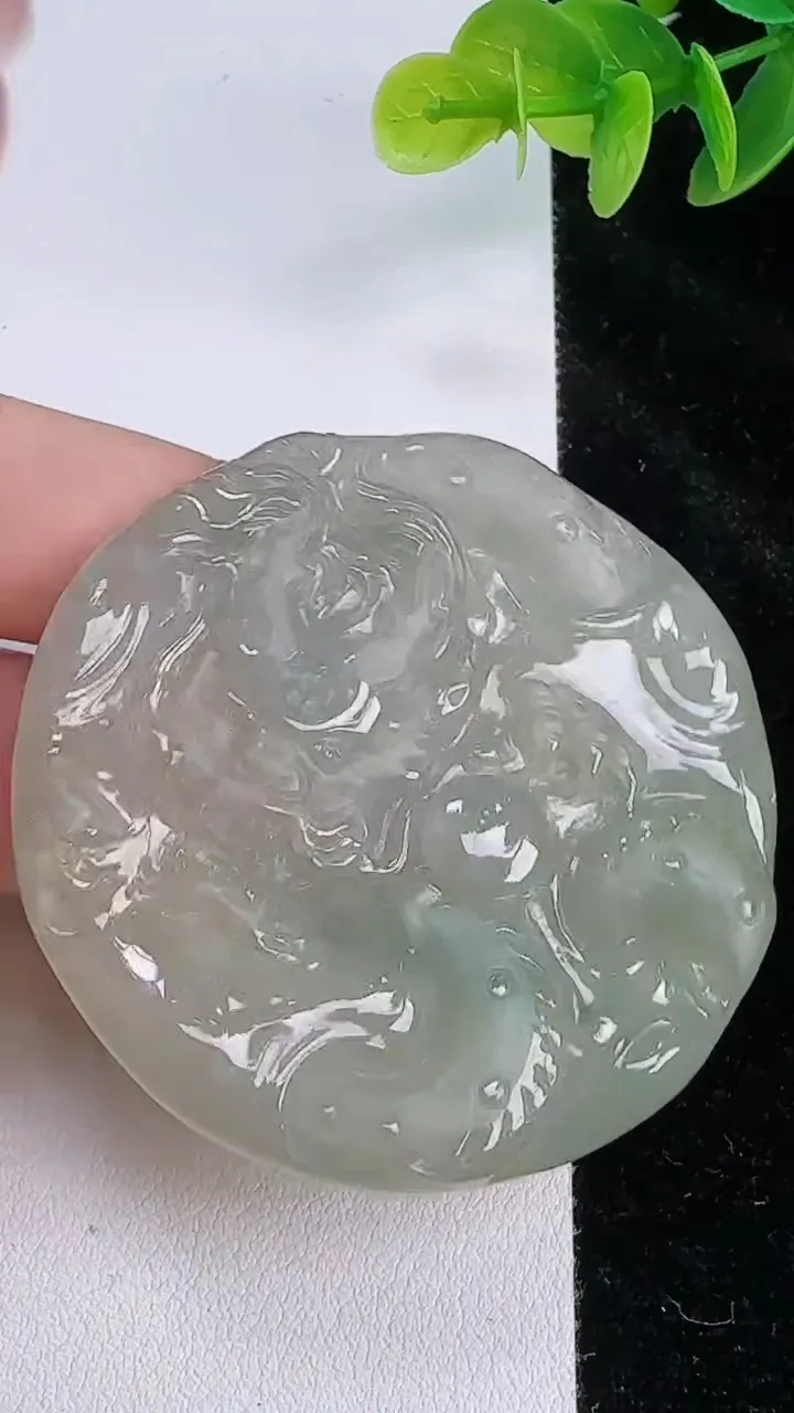 天然A货翡翠龙牌吊坠，尺寸51.2-5.5，重:28.29g
7月19日