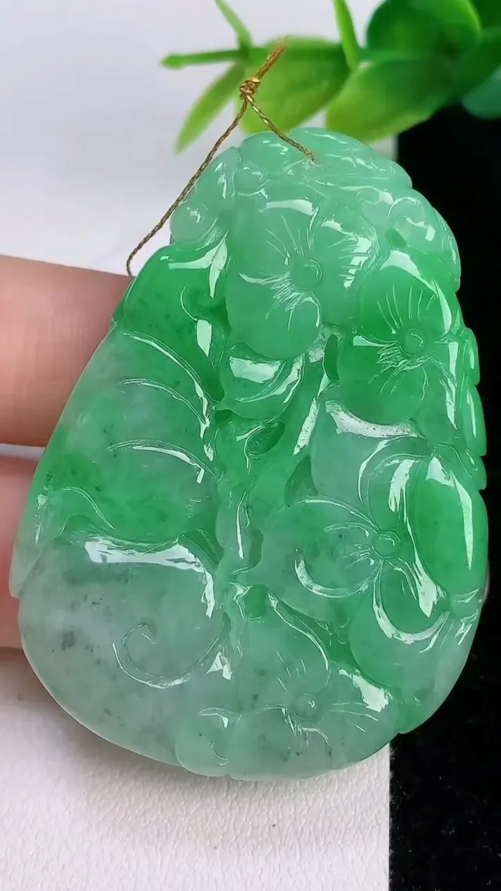 天然A货翡翠年年有余 荷叶鱼吊坠，尺寸53-38.6-6.8，重量:27.01g
7月19日