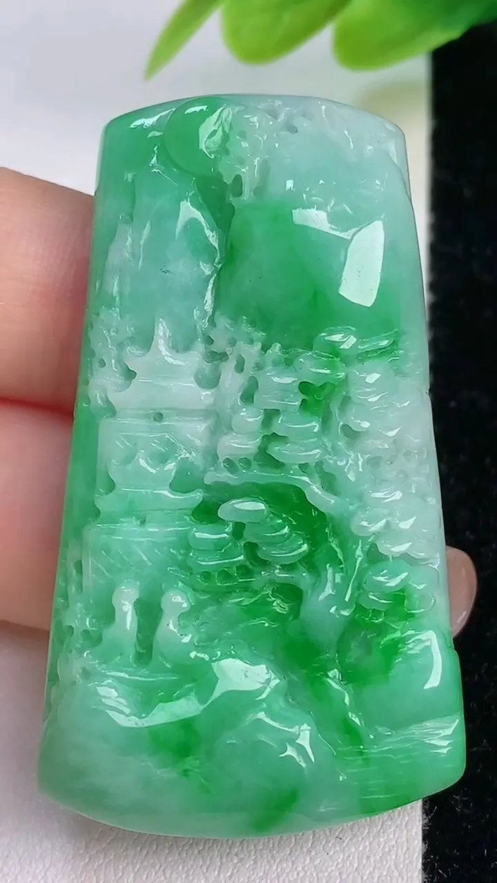 天然A货翡翠山水牌吊坠，尺寸49.3-28-7.6，重量:25.12g
7月19日