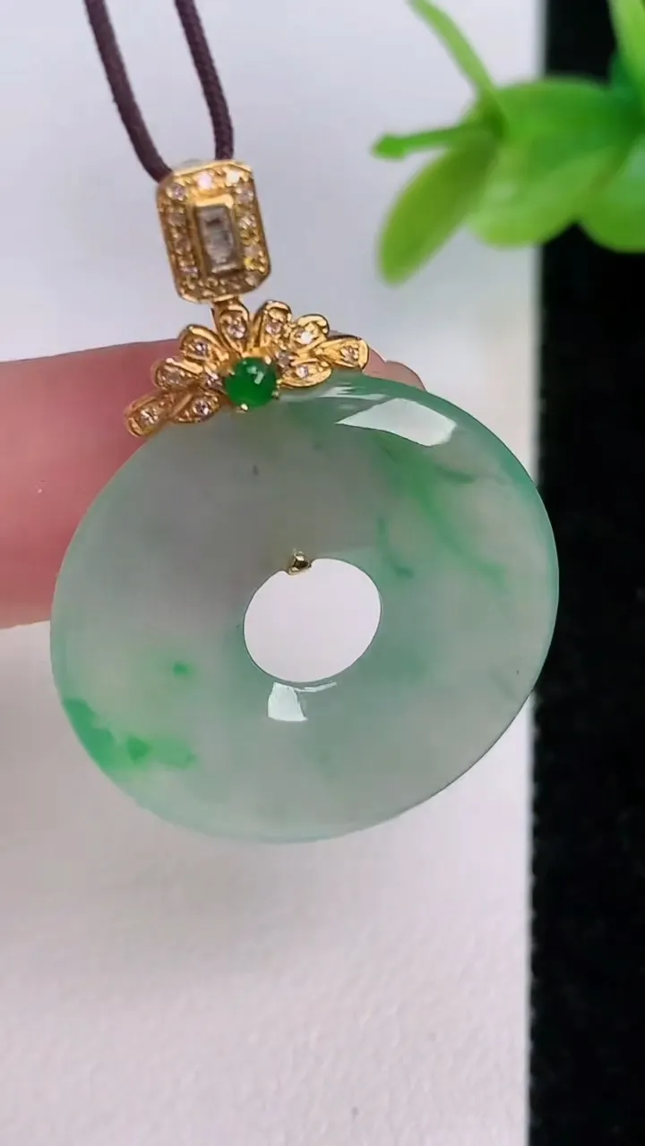 天然A货翡翠平安环吊坠，尺寸25.4-3.5，重量:5.25g
7月19日
