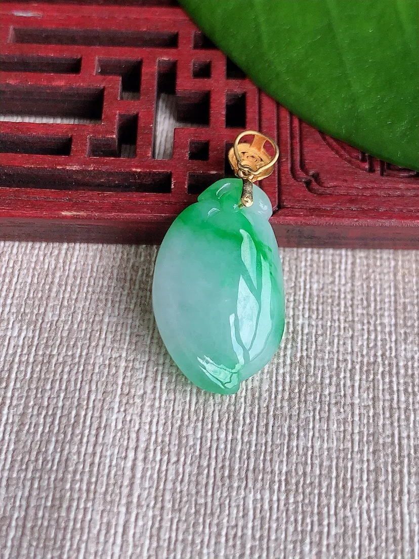 天然A货翡翠18K金扣头飘阳绿福瓜吊坠尺寸24×15×8m量4.86g 0719