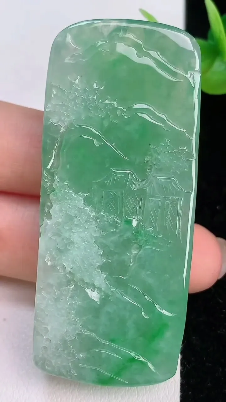 天然A货翡翠山水牌吊坠，尺寸61.4-26-10，重量:36.00g
7月19日